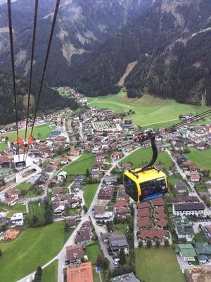 Høyt henger de..... god utsikt over Mayrhofen fra gondolen